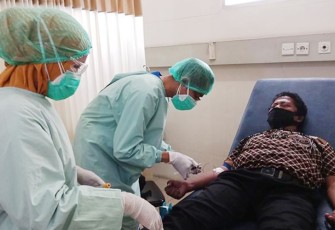 Samsul saat mendapat perawatan medis
