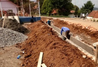 Masyarakat Desa Cengal Kecamatan Maja Kabupaten Majalengka saat bergotong royong bangun gravel