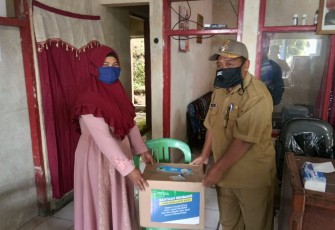 Kades AHYANI menyerahkan Bantuan Sosial Provinsi Jabar Secara Simbolis kepada warga