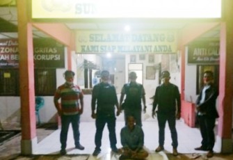 Tersangka (duduk) saat diamankan