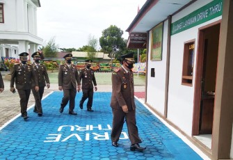 Kajari Aceh Singkil Muhammad Husaini SH MH bersama jajarannya saat melakukan Launching Loket Layanan Drive THRU.