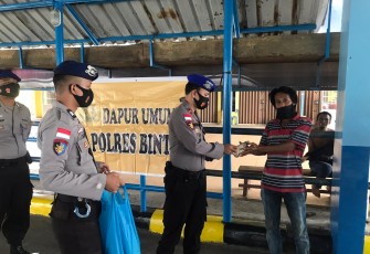 Dapur Umum Sat Polairud Polres Bintan Bagikan Makanan kepada Masyarakat