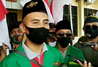 Ketua Cabang GP Ansor Kota Surakarta Arif Syarifudin menyampaikan pernyataan sikap terkait kasus penyerangan oleh kelompok massa di Mertodranan Pasar Kliwon Solo