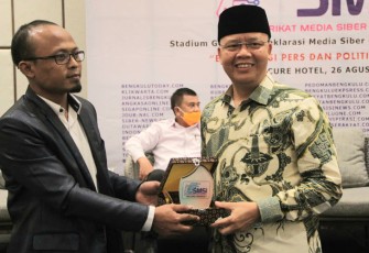 Gubernur Rohidin saat menerima cindera mata dari Ketua SMSI Provinsi Bengkulu Wibowo Susilo