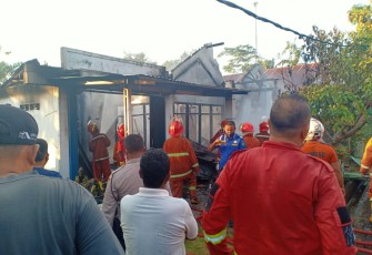 Polisi Bantu Padamkan Kebakaran Rumah di Pematang Gubernur