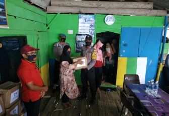 Polsek Gunung Kijang Bagikan Paket Sembako Serta Beri Imbauan Bahaya Melaut