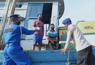 Dapur Umum Polres Tanjungpinang, Satpolairud Bagikan Makanan Secara Gratis