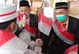 Prosesi akad nikah Koko Sektiaji dan Putri Anggraini menggunakan tongkat bendera. Ismail Yugo/I news TV