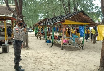 Polsek Gunung Kijang dan Satpol PP Bintan berikan imbauan Protokol Kesehatan di tempat Wisata
