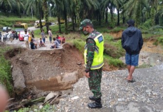 Jembatan jebol setelah di curah hujan tinggi: Foto: Inews TV/Ismail Yugo