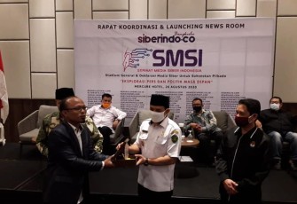 Wakil wali Kota Bengkulu Dedy Wahyudi saat menerima cindera mata dari Ketua SMSI Prov Bengkulu Wibowo Susilo