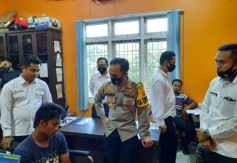Pelaku saat diamankan di Mapolres OKU Timur