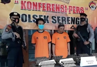 Kedua tersangka pencurian alat cap batik saat diamankan di Mapolsek Serengan Polresta Surakarta.