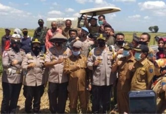 Kapolres OKI beserta rombongan saat panen raya