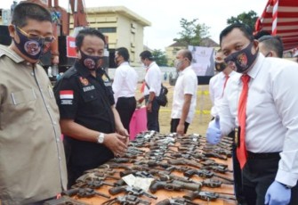 Ratusan senpi saat disiapkan untuk dimusnahkan