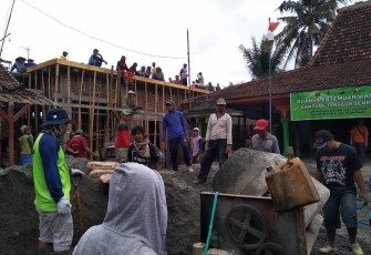 Pemdes Kalidawe Babhinsa Babinkamtibmas dan masyarakat gotong royong pengecoran atap balai desa