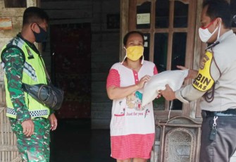 Polsek Jajaran Polres Seluma Bagikan Beras Polri
