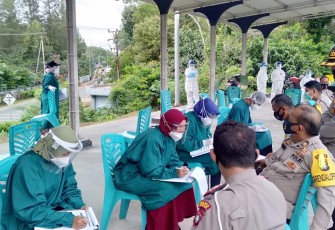 Puluhan Personel Polres Bintan saat Swab Test di RSUD Kijang