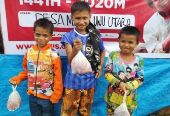 Senyum Anak-anak Korban Banjir Luwu Utara Saat Menerima Daging Qurban