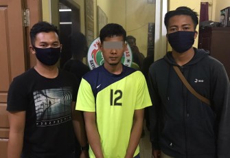 Terduga pelaku (tengah) saat diamankan