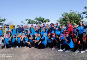 Ibu-Ibu PKK Desa Pucanglaban Tulungagung Lakukan Senam Bersama di Pantai Kedung Tumpang