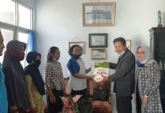 Ketua Komisi IV DPRD Provinsi Bengkulu Edison Simbolon Serahkan APD  di Puskesmas Air Periukan
