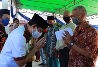 Wakil Wali Kota Bengkulu Dedy Wahyudi Salurkan Bantuan Operasional di Kelurahan Jembatan Kecil Kecamatan Gading Cempaka Kota Bengkulu 