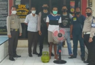 Tersangka (diborgol) saat diamankan