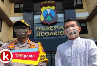 Anggota komisi E DPRD Jatim Adam Rusydi (kanan)
