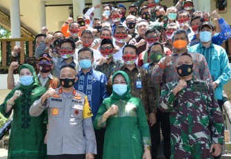Foto bersama usai acara