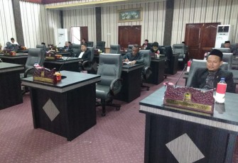 Anggota DPRK Aceh Singkil saat mengikuti paripurna diruang rapat utama gedung dewan Setempat.