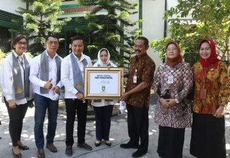 Serah terima bantuan 100 wastafel dari Rotary Club of Solo Raya kepada Pemkot Surakarta secara simbolis di halaman SMP Negeri 15 Surakarta.