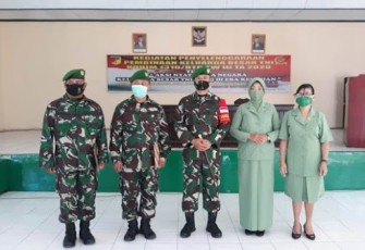 Dandim 1310/Bitung saat memimpin acara tradisi purna tugas 2 personil Kodim