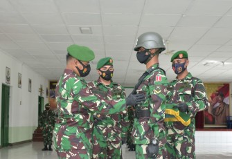 Pangdam IV/Diponegoro Mayjen TNI Bakti Agus Fadjari, S.I.P., M.Si. melalui Danrindam IV/Diponegoro Kolonel Inf Tarsono, S.I.P., M.M menepuk dada salah satu Bintara di Gedung S Parman, Senin 28/9/2020
