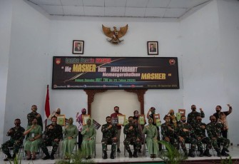 Danrem 071/Wijaya Kusuma Kolonel Inf. Dwi Lagan Safrudin, S.I.P., Kepala Staf Korem, Para Kasi, Dandim 0736/Batang Letkol Inf. Dwison Evianto, Para Dandim Jajaran, Ibu Ketua Persit Kartika Chandra Kirana (KCK) Koorcab Korem 071/Wijaya Kusuma, Ny. Dewi  Dwi Lagan serta Para Peserta Lomba berfoto bersama di Aula Ahmad Yani Senin 28/9/2020