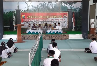  KH. Yacub Mubarok, Kasubid Penmas AKBP R. Fidelis Purna Timoranto, SIK., SH., MSi., Kaur Penum Kompol Miftahul Ulum, Kapolres Temanggung AKBP Muhamad Ali, S.I.K diwakili Kabag Ops Polres Temanggung Kompol Rachmat Effendi memberi pengarahan di Ponpes Nida Al-Quran, Selasa 29/9/2020