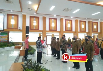 Walikota Blitar Santoso Mengukuhkan Pengurus Kelompok Kerja Keluarga Berkualitas (foto: Faisal NR / Klikwarta.com) 
