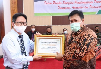 Kepala KPPN Mukomuko Rusli Zulfian menyerahkan penghargaan kepada Bupati Kabupaten Mukomuko Choirul Huda