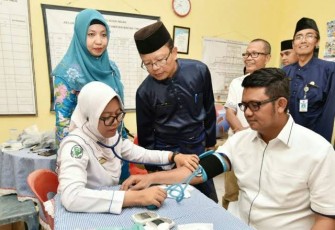 Bupati Bintan Apri Sujadi saat cek kesehatan