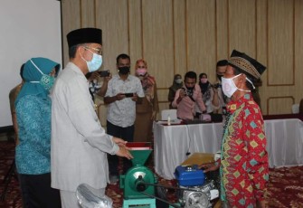 Bupati Musirawas H. Hendra Gunawan menyerahkan bantuan kepada pelaku UMKM Senin (21/9).