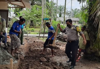 Bhabinkamtibmas Polsek Lubuk Pinang Bedah Rumah Warga Kurang Mampu