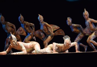 Penampilan Prehistoric Body Theatre-Collaboration of USA & Indonesia dalam pagelaran SIPA 2020