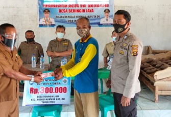 Warga Desa Beringin Jaya Terima BLT 