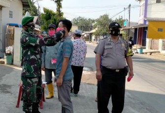Warga yang terjaring operasi diberi masker gratis. (Foto/KlikWarta.com)
