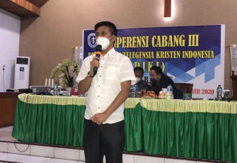 Dr. Piter Lumengkewas saat berikan sambutannya