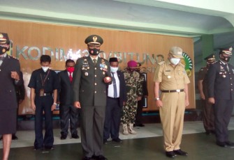 Dandim 1310/Bitung bersama Pjs Walikota Bitung dan Forkompinda saat ikuti peringatan HUT Ke-75 TNI secara virtual