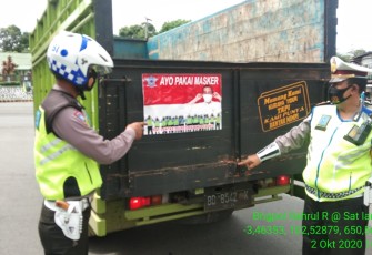 Polres Rejang Lebong Pasang Stiker Ajakan Dikendaraan