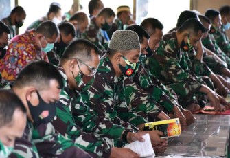 Pangdam IV/Diponegoro Mayjen TNI Bakti Agus Fadjari, S.I.P., M.Si bersama prajurit, PNS, para Asisten dan Kabalak melaksanakan doa bersama dalam rangka Peringatan HUT TNI ke-75 dan HUT Kodam IV/Diponegoro ke 70 tahun 2020 di masjid Al Firdaus, Makodam IV Diponegoro. Jum'at (2/10/2020)