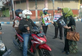 Pengusaha Batik Tulungagung Bagikan Masker