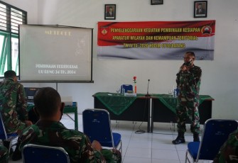 Kapten Inf sumargiono Danramil Reban mberikan  sambutannya pada kegiatan Pembinaan Kesiapan Aparat Kewilayahan (Binsiap Apwil) dan Kemampuan Teritorial (Puanter) bertempat di Aula Koramil 10/Kota, Senin 12/10/2020